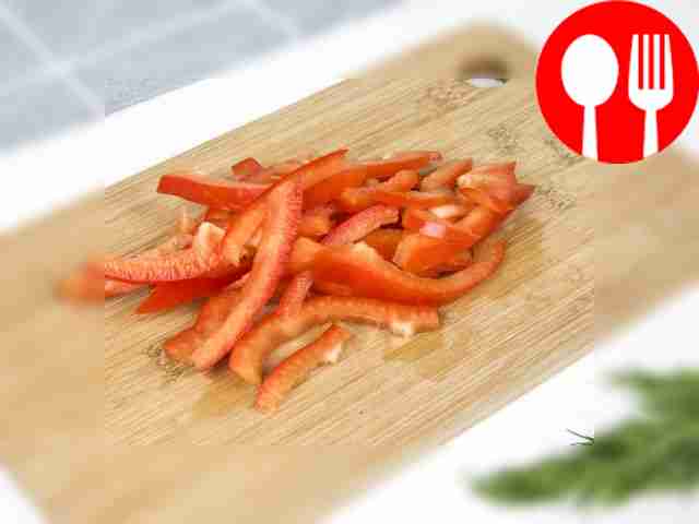 Разделите болгарский перец на две половины,...