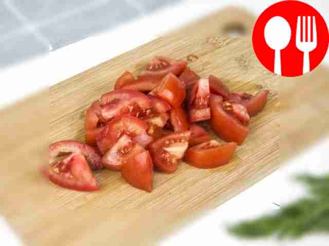 Удалите у помидоров плодоножки и нарежьте их...