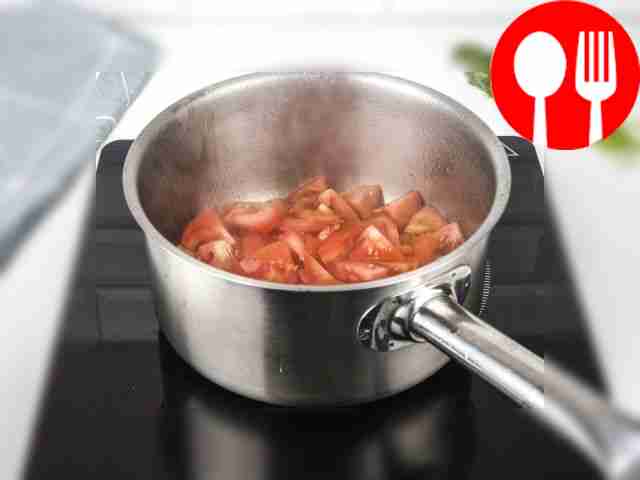 Разогрейте сотейник с толстым дном, влейте...