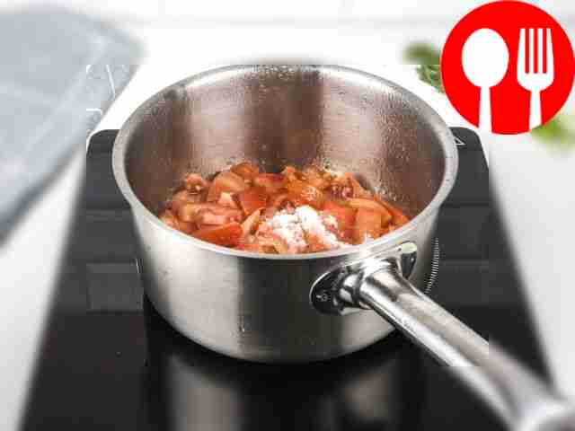 Всыпьте соль и сахар, влейте уксус и тщательно...