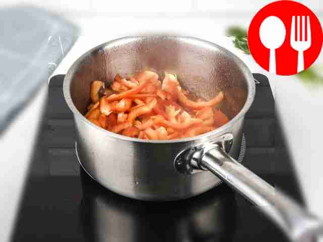 К помидорам добавьте сладкий перец.