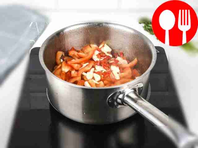 К овощам добавьте чеснок и перец чили, затем...