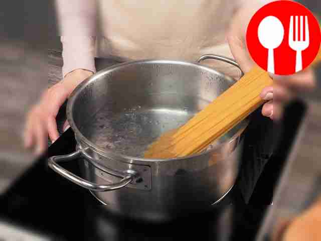 Опустите пасту в кипящую подсоленную воду и...