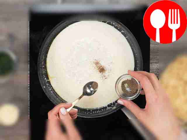 Поставьте сковороду на средний огонь,...