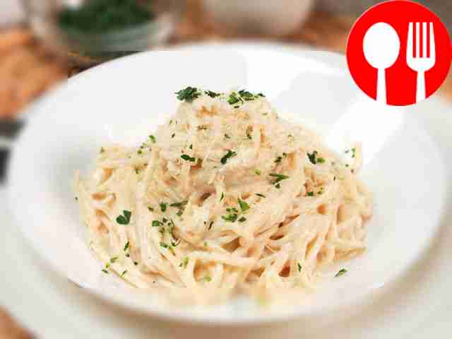 Разложите пасту по тарелкам и посыпьте её...