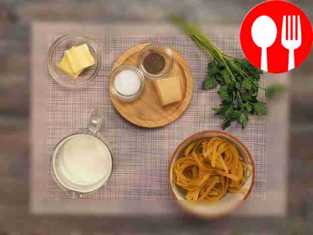 Натрите сыр на тёрке.