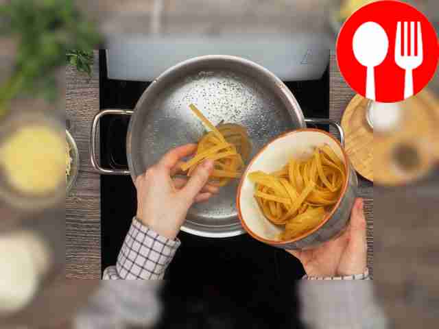 Доведите воду до кипения, посолите её и...