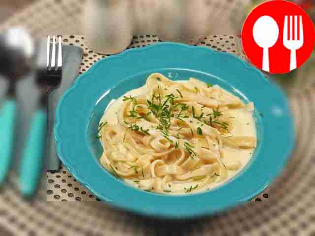 Чтобы украсить блюдо, посыпьте его зеленью.