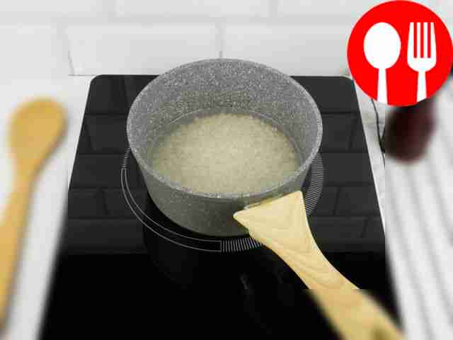 Приготовьте рис. Сначала промойте крупу...