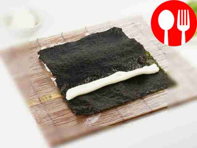 Затем переверните нори рисом вниз и уложите...