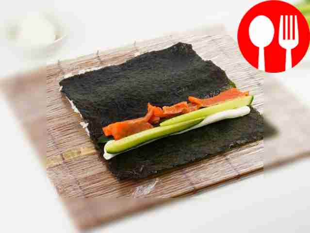 Затем уложите ломтики огурца и лосося поверх сыра.