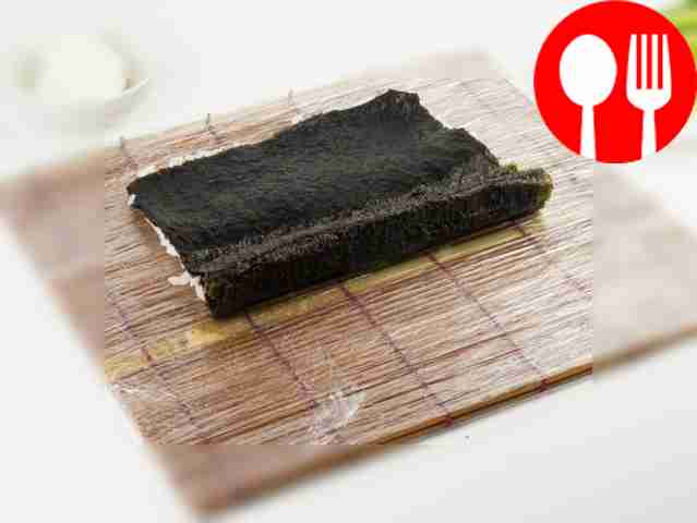 Сделайте роллы: циновкой подержите и прижмите...