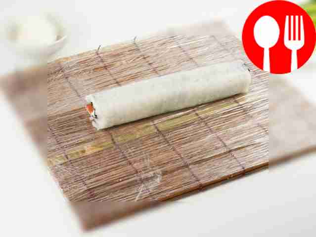 Пусть ролл постоит примерно 15–20 минут,...