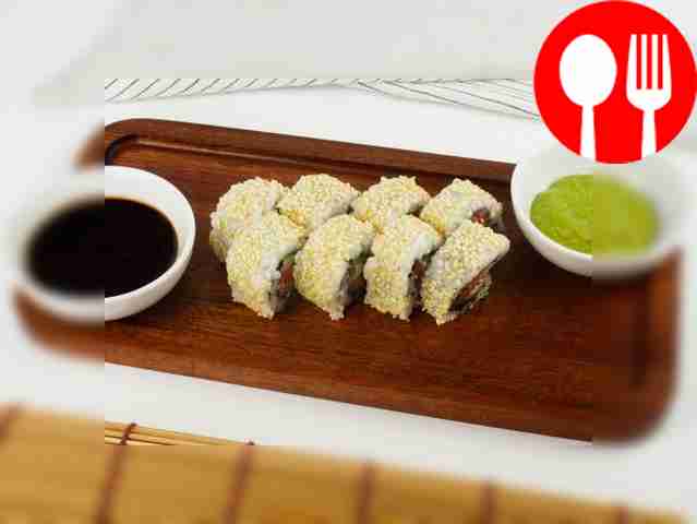 Ролл с лососем, сыром и огурцом