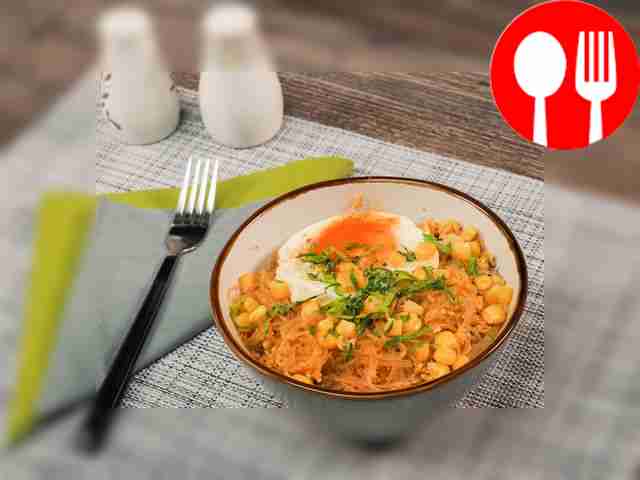 Горячая фунчоза с яйцами