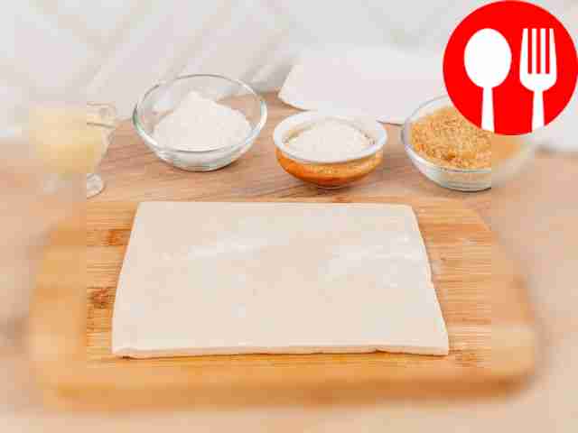 Разогрейте духовку до 180 °C. Слоёное тесто...