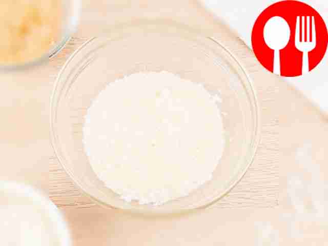 Смешайте кокосовую стружку со сгущённым...