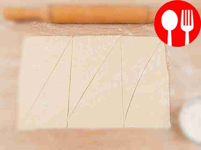 Раскатайте слоёное тесто скалкой, после чего...