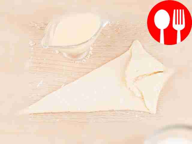 Выложите начинку на широкий край каждого...