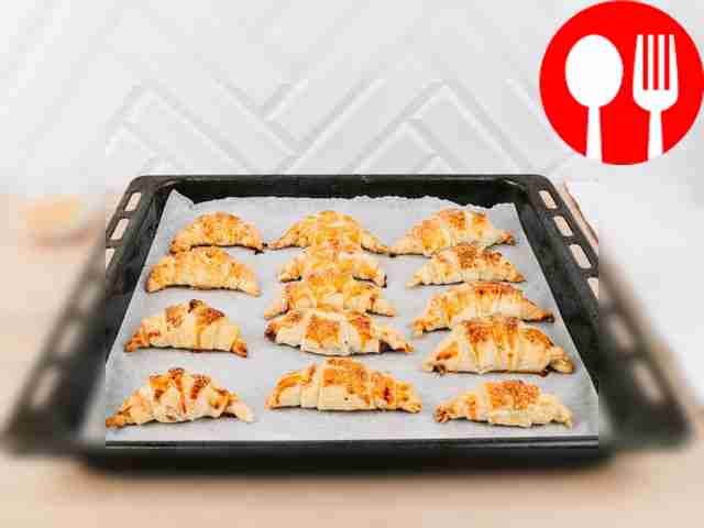 Застелите противень пергаментом и смажьте его...