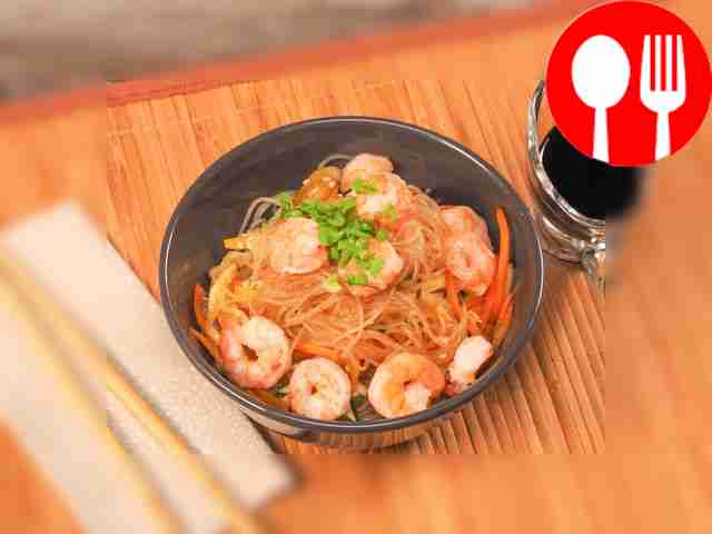 Фунчоза с креветками и перцем чили