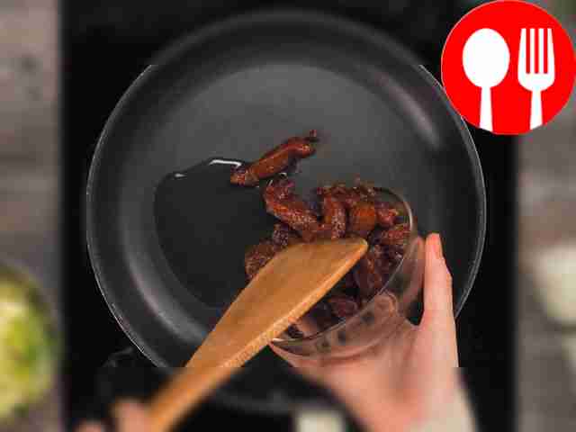 Приготовьте говядину: нарежьте мясо тонкими...