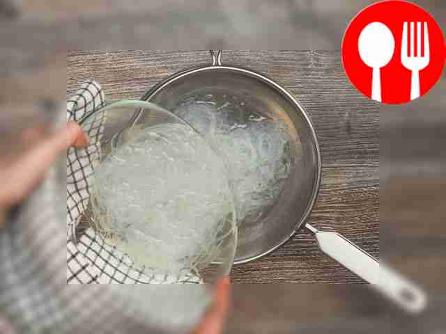 Готовьте фунчозу: поместите нужное количество...