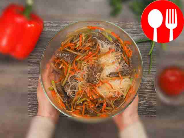 Добавьте к мясу фунчозу в соусе и тщательно...