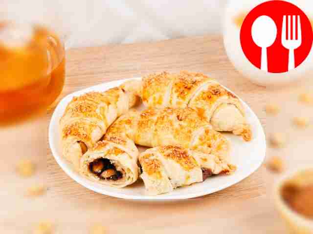 Круассаны со сгущенкой, какао и арахисом