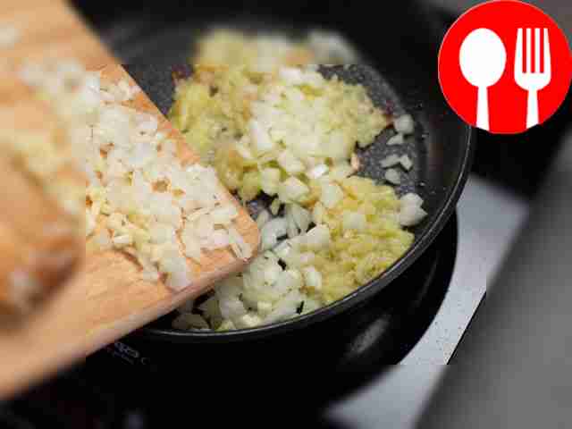 Приготовьте начинку: разогрейте растительное...