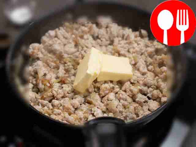 Добавляйте фарш небольшими порциями и...