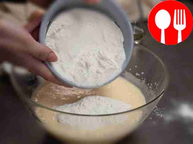 Переложите получившуюся массу в просеянную...