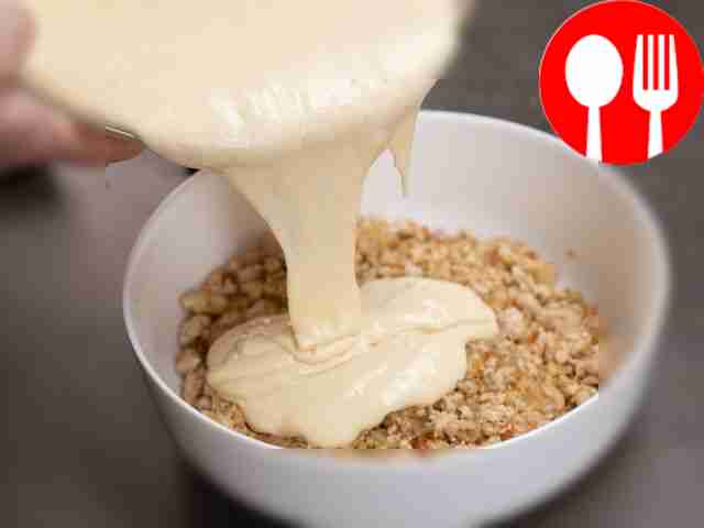 Разложите начинку по дну формы, залейте тестом...