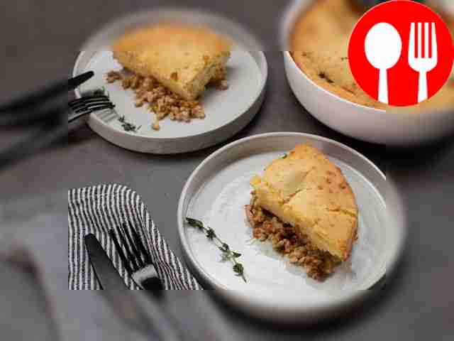 Готовый пирог разделите на порции и подайте к столу.