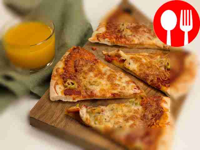 Домашняя пицца с колбасой, оливками и пармезаном