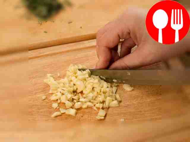 Отделите листья тимьяна и розмарина от стеблей...