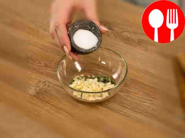 Соедините оливковое масло с давленным...