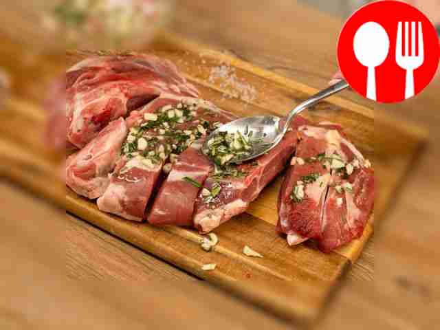 Натрите баранину той же смесью и выдержите её...