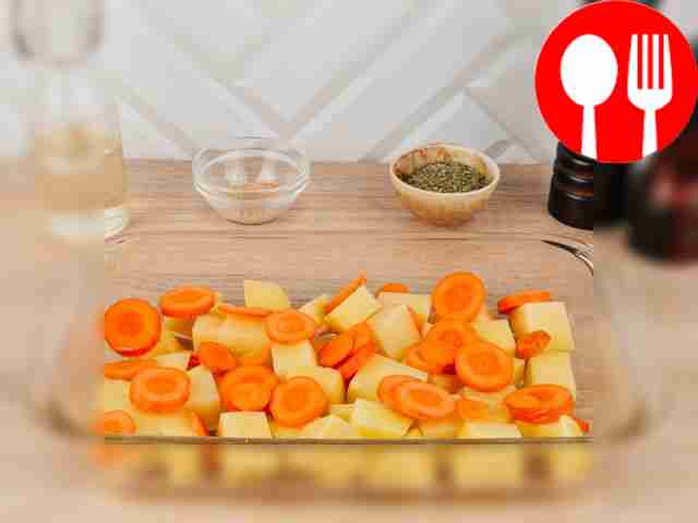 Порежьте картофель на мелкие брусочки. Морковь...