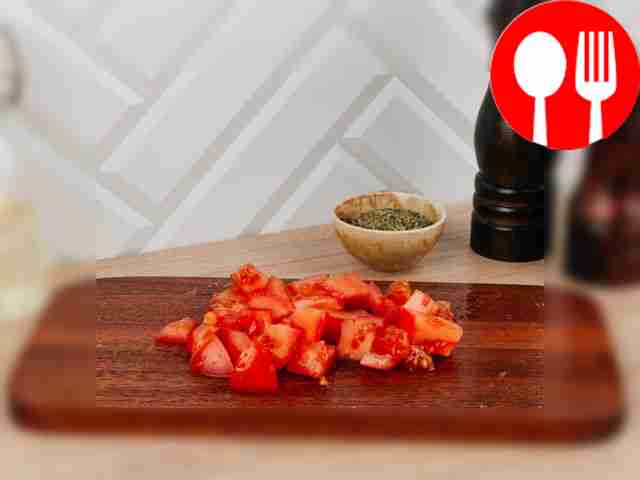 Репчатый лук нарежьте полукольцами либо...