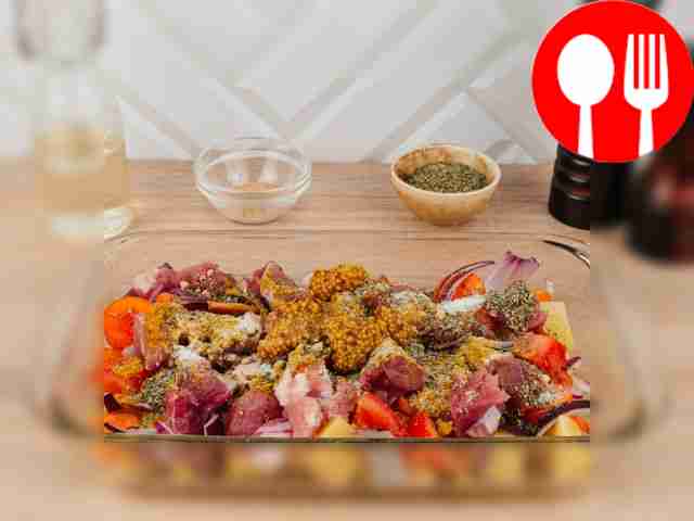 К картофелю и моркови добавьте свинину, лук и...