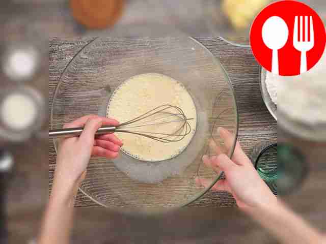 Приготовьте тесто: в слегка тёплое молоко...