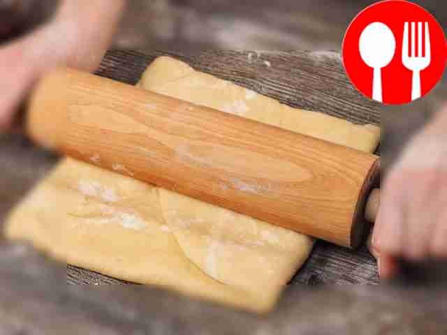 Начните готовить слоёное тесто. Раскатайте его...