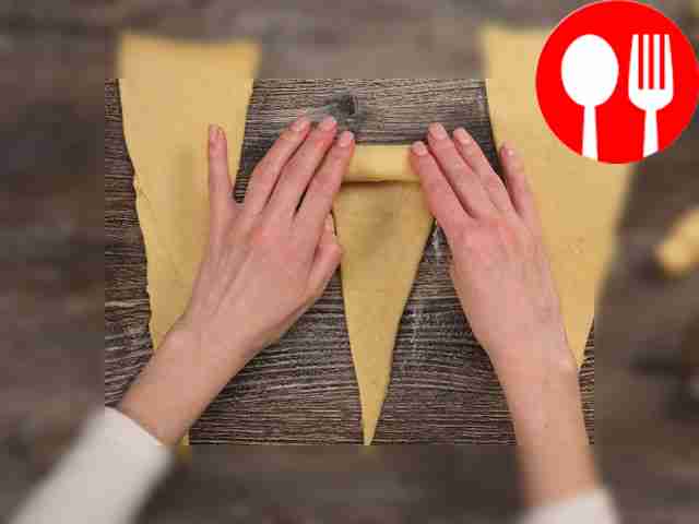 Скатайте из теста круассаны. Разделите тесто...