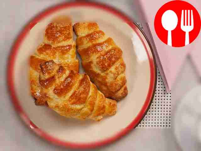 Разместите на тарелке чайную ложку и через...