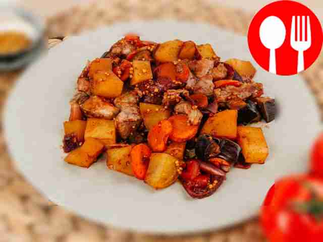 Запеченное рагу с овощами, свининой и паприкой