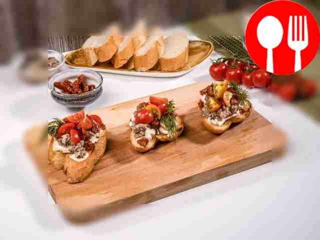 Брускетта с сардинами, сыром и томатами