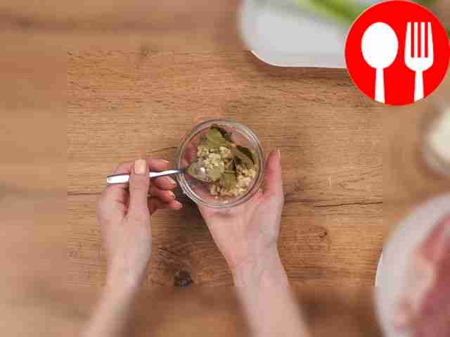 Приготовьте смесь специй для буженины. Мелко...