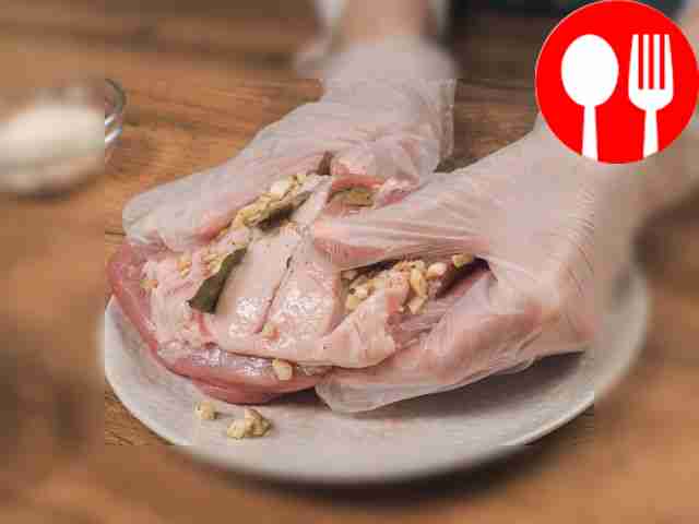 Подготовьте мясо. Сделайте на его поверхности...