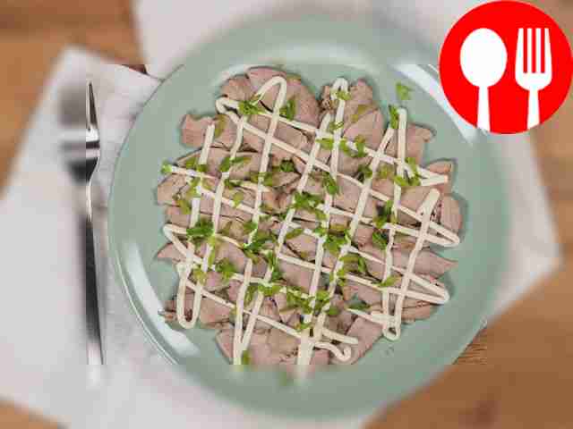 Порежьте свиную буженину с чесноком на тонкие...